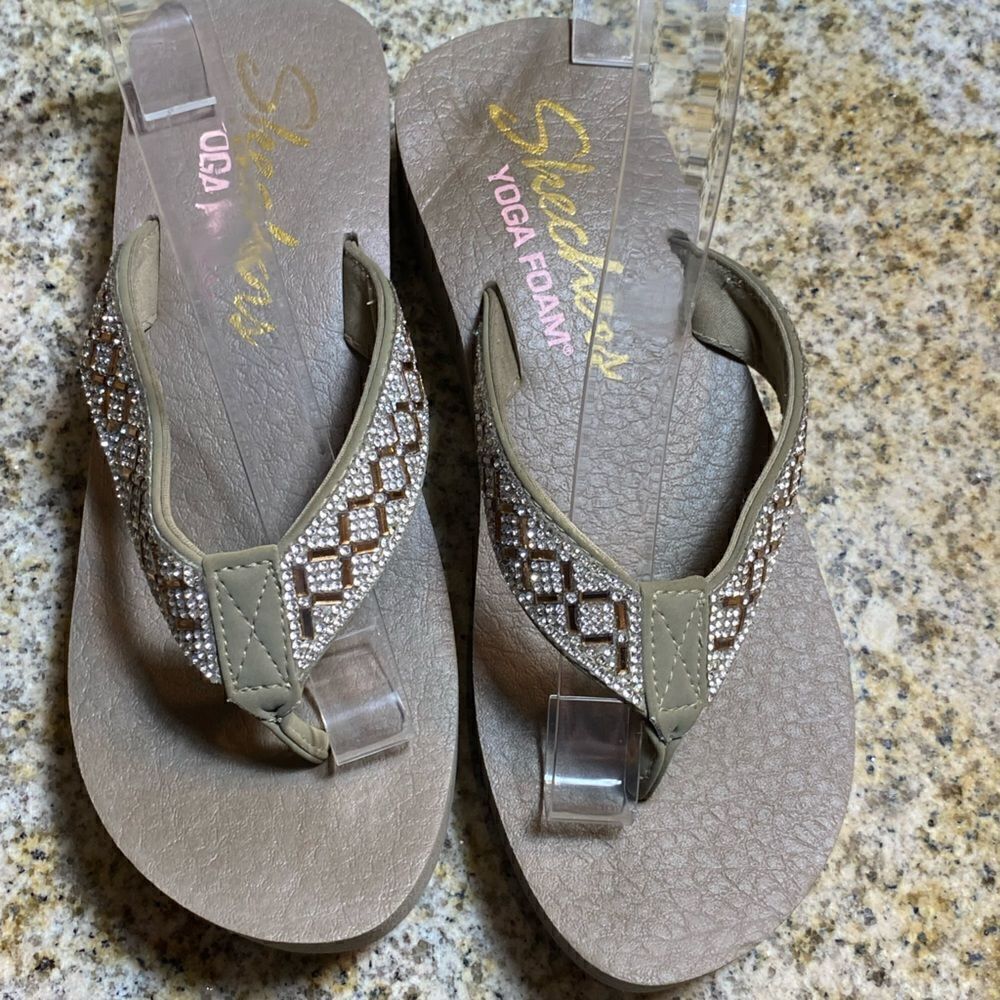 ✅Skechers yoga Foam Grey beaded wedge flip flops